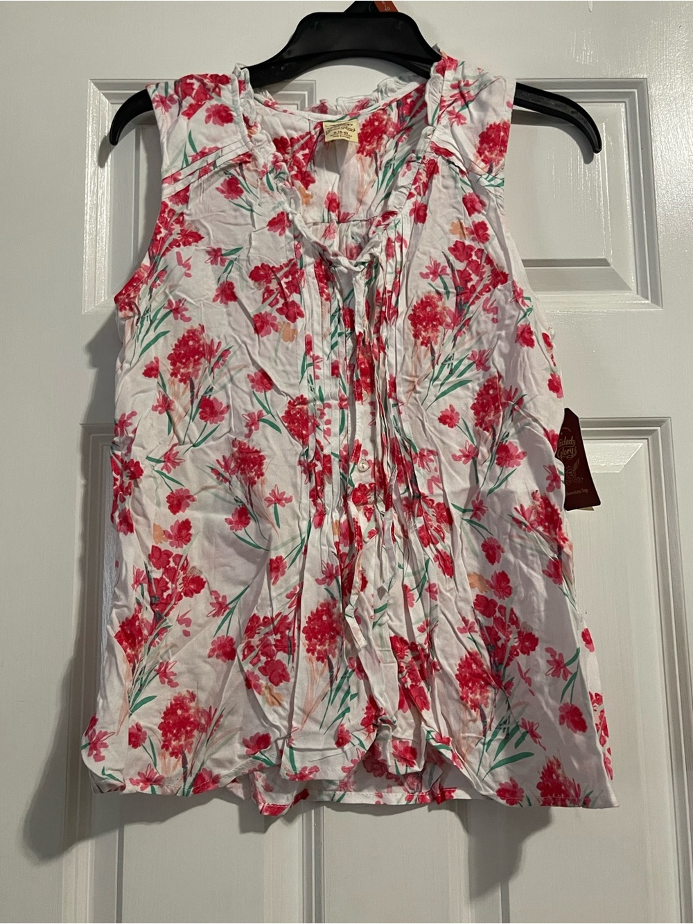 Faded Glory White Top with Red and Coral Floral Print